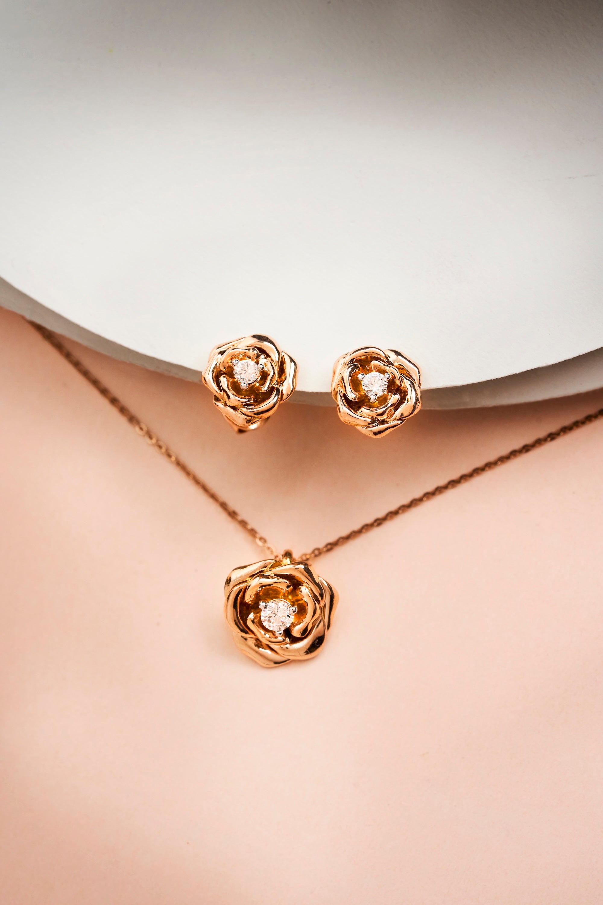 rose gold bloomed rose diamond pendant