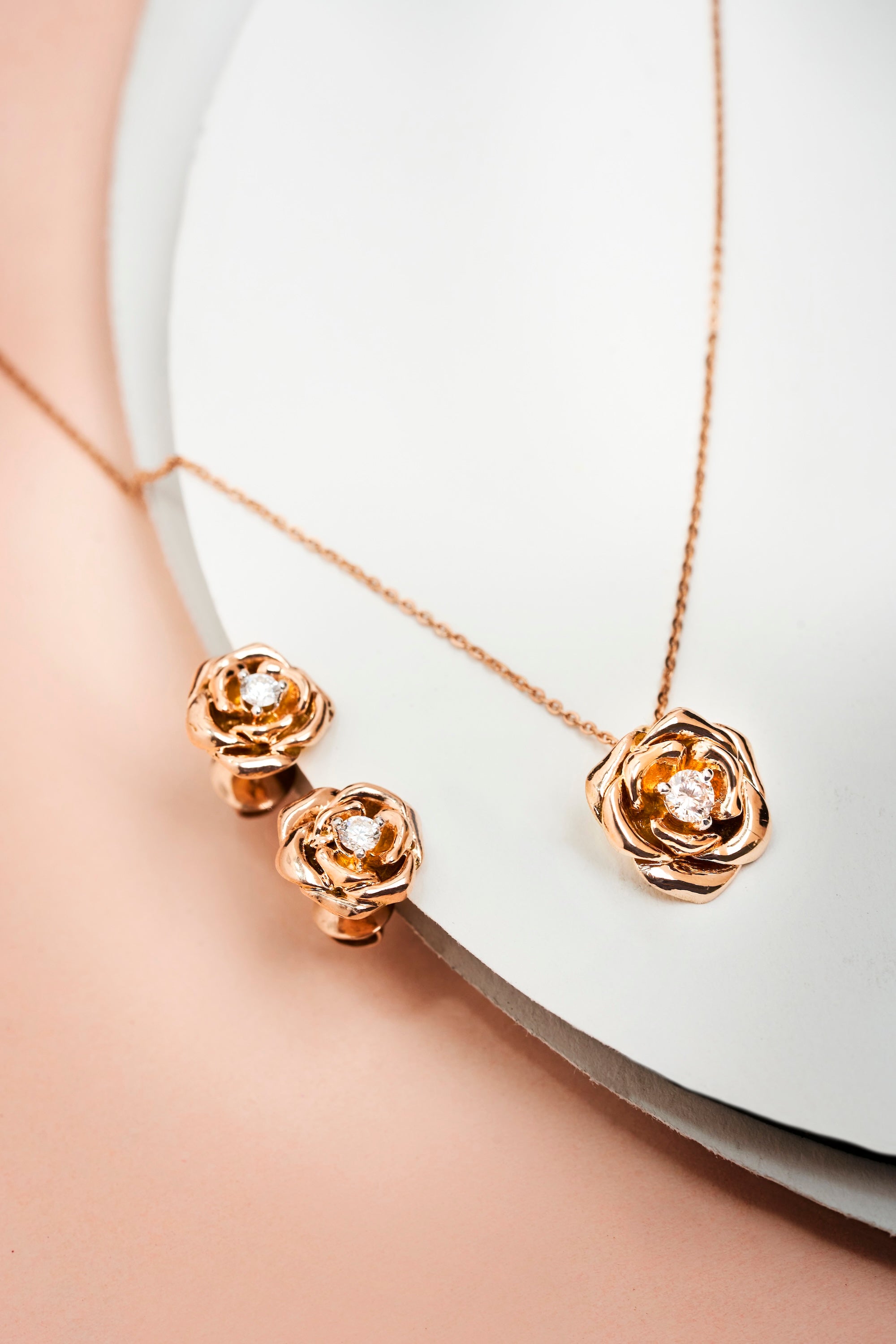 rose gold bloomed rose diamond pendant